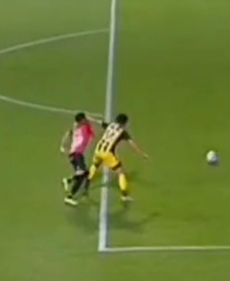 pelucamagallan's tweet photo. Esto es penal para @audafgremial y esto es foul. Que no se note que ni hace falta, lo hacen por costumbre. https://t.co/f5O4hwD1hw
