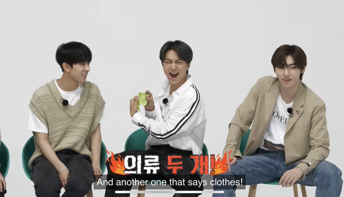 teyajaaayn_'s tweet photo. Jay is just so pure &amp; unbelievably kind in nature. He was so happy about getting two clothes as a prize but immediately thought of his mom when he opened the first present. +

#EN_OCLOCK #EN_OCLOCK_EP43 @ENHYPEN_members @ENHYPEN #ENHYPEN #엔하이픈 #ENHYPEN_JAY https://t.co/pTe7iAqCbJ
