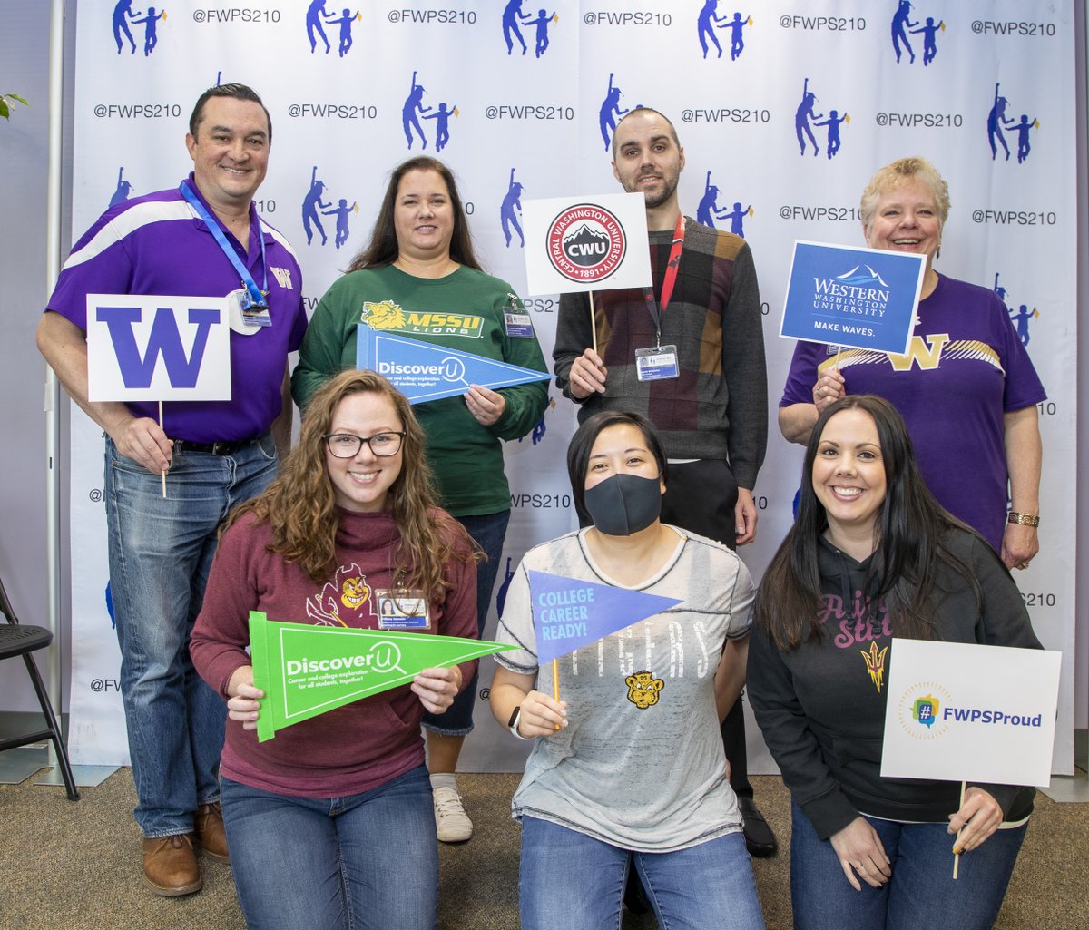 FWPS210's tweet photo. It’s #CollegeGearDay and FWPS scholars and staff are expressing their school pride by wearing college gear. At @federalwayhigh local organizations were onsite to talk with scholars about opportunities for their futures.  @DiscoverUWA #CollegeandCareerReady #FWPSGoal5 https://t.co/aJ5TFgqwEM