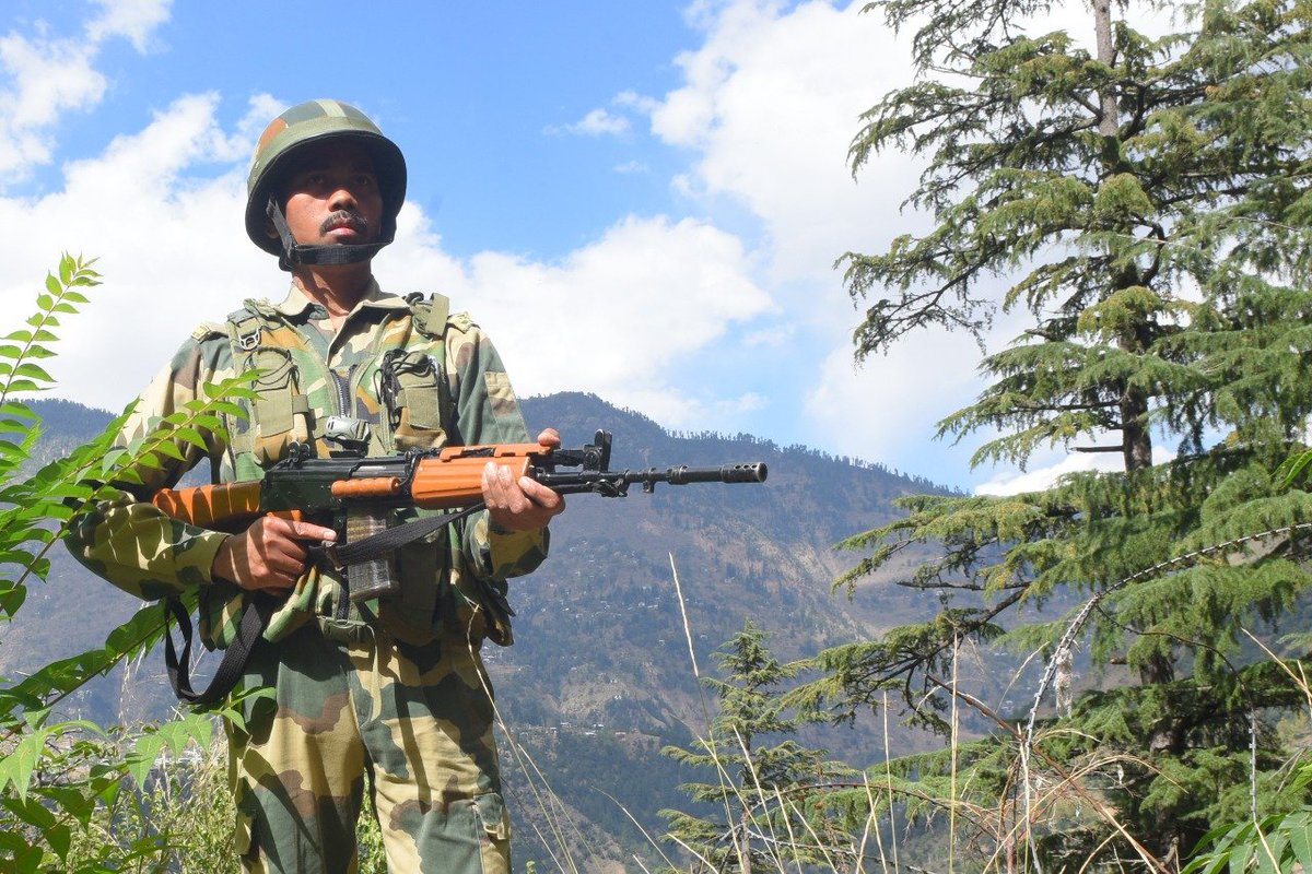 BSF_India's tweet photo. #PicOfTheDay 📸 

"अदम्य धैर्य धार युद्ध में शिला-शिला-अड़ो,
घमंड के पहाड़ उच्च, रौंदते हुए चढ़ो I"

 सीमा सुरक्षा बल - सर्वदा सतर्क 

#JaiHind 
#NationFirst
#FirstLineofDefence https://t.co/4MZ4dbaVnx