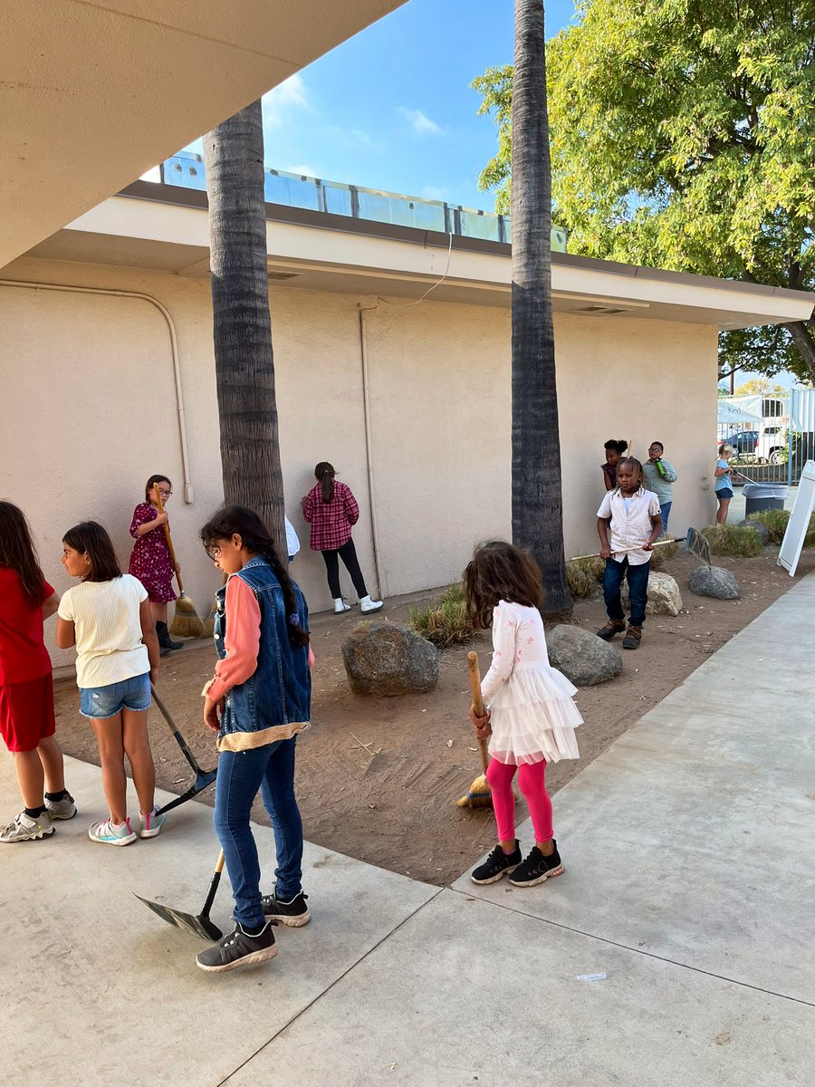 EDPCampMadison's tweet photo. Eaglet @Madison_Eaglets campers freshening up our nest during the community service rotation. They loved sprucing up their school and using the different tools. #MVPs #DeliverImpeccableService  #BeCajonValley #YouBelongCV @CajonValleyUSD #OurNestIsBest https://t.co/ggfZI289Ho