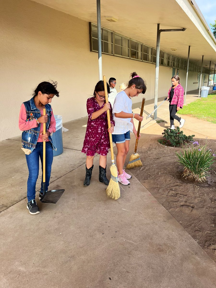 EDPCampMadison's tweet photo. Eaglet @Madison_Eaglets campers freshening up our nest during the community service rotation. They loved sprucing up their school and using the different tools. #MVPs #DeliverImpeccableService  #BeCajonValley #YouBelongCV @CajonValleyUSD #OurNestIsBest https://t.co/ggfZI289Ho