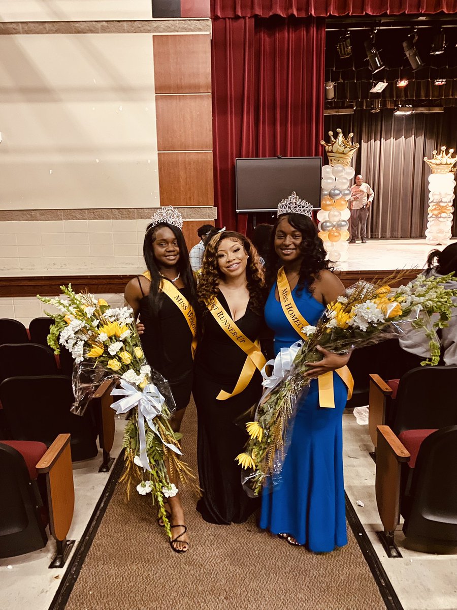 jruff86's tweet photo. Beauty, brawn and brains! The queens of the Wenonah Softball Diamond. Ms. Homecoming @DavisJermiyah Ms. Wenonah Kiara Little and 1st runner up Ms. Dragon Deshylan White. 🖤💛🥎💪🏾 @CoachL1 @mrhcpope @DrWillieCGolds1 https://t.co/5L17H0LKX9