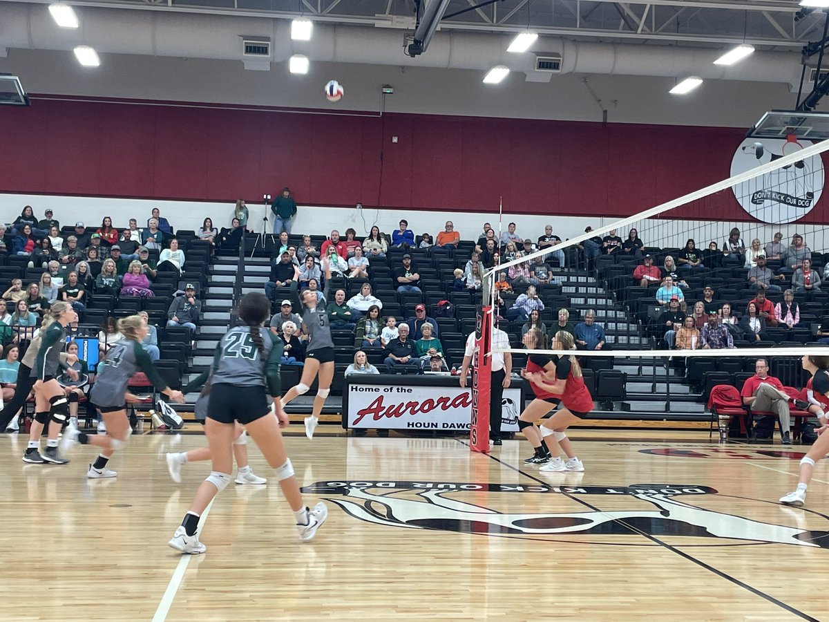 MVHighSchool's tweet photo. VB-Second set goes to the Mt’Neers!  25-15!  @bridgettschmutz https://t.co/rIKgU1MaCi