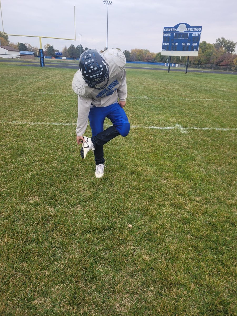 PantherSprings's tweet photo. Yes... you see it right...denim under practice pants! LOL! #firsttimeforeverything #iowaweather #fallpractice https://t.co/Vr7YVvX6OG