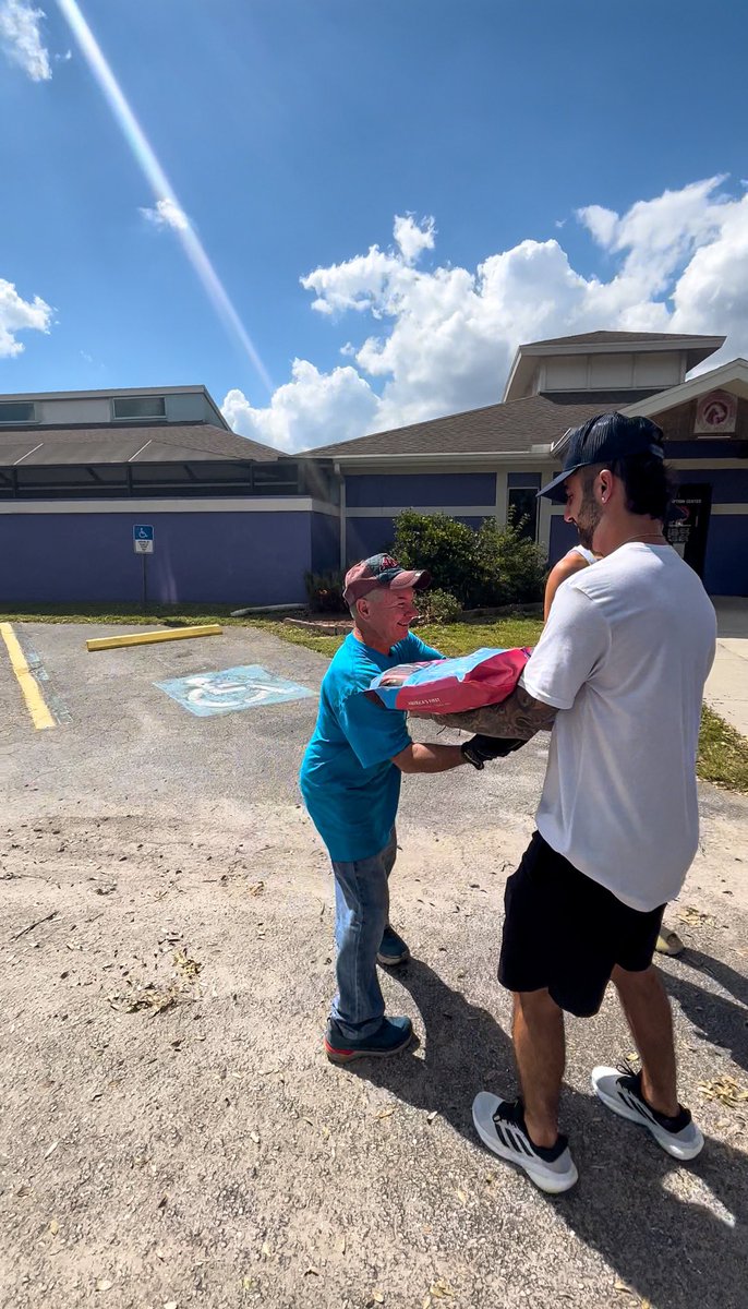 Cleanthisb_up's tweet photo. This past week the Clean This Beach Up team took a trip to Ft. Myers to assist with #hurricaneian relief.

Thanks to so many kind donations from friends and volunteers we were able to drop off essentials to 6 different locations including @GCHS_Florida 💙 #AdoptDontShop https://t.co/v0NuyenHCO