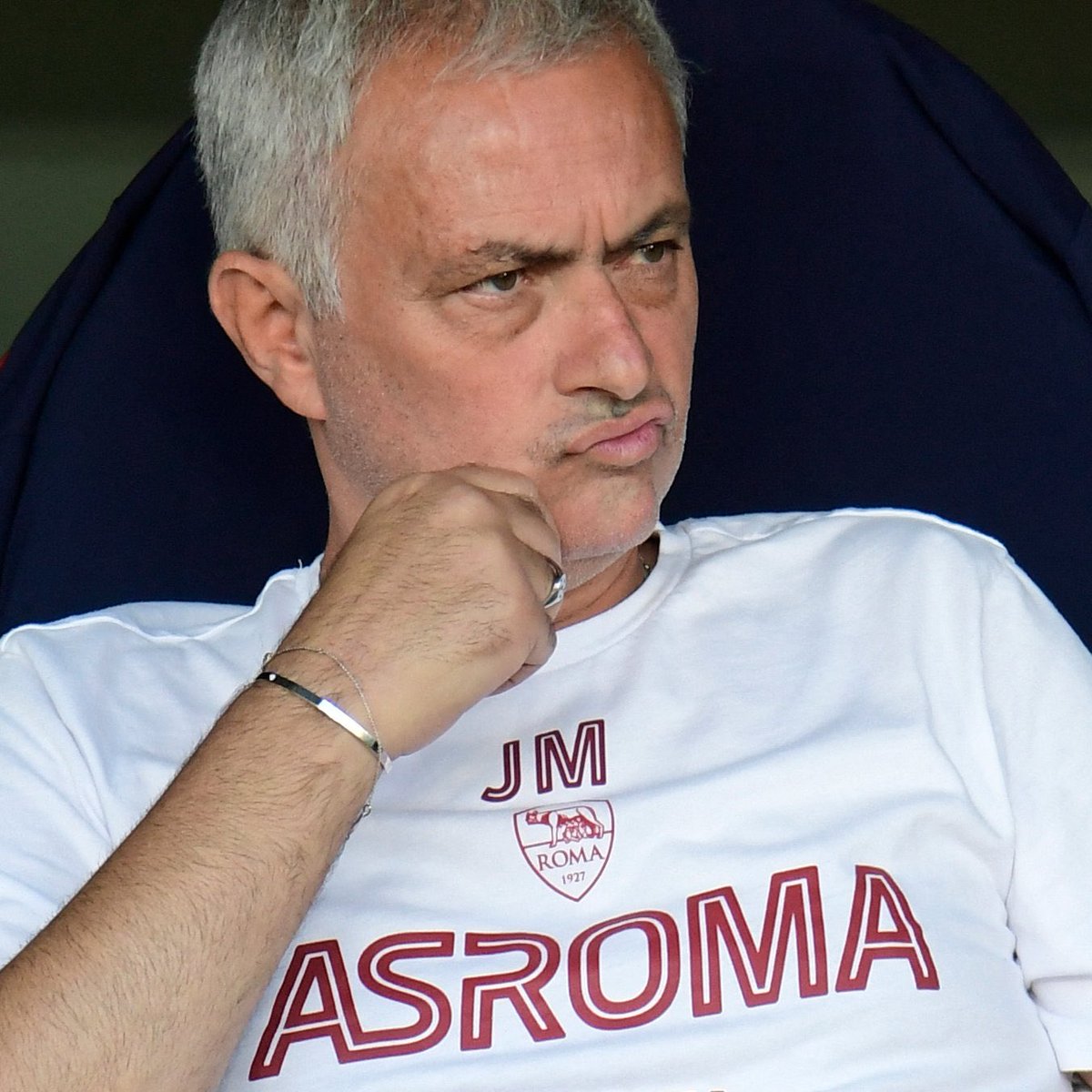 giraltpablo's tweet image. "Van a llegar todos los tiburones fracasados de Champions, van a venir grandes. No deberían venir, pero es la realidad. Aquí vienen los fracasados de Champions, van a llegar todos. Va a ser divertido".

Mourinho sobre la Europa League.