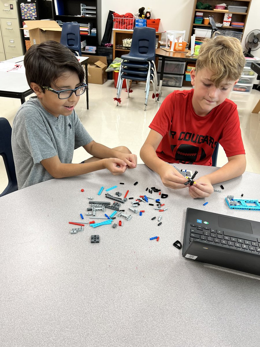 _MrsCarrera's tweet photo. Learning to program and building those missions! @FIRSTinTexas #ComalFLL #RISEHIGHFES https://t.co/lcCH54I2TI