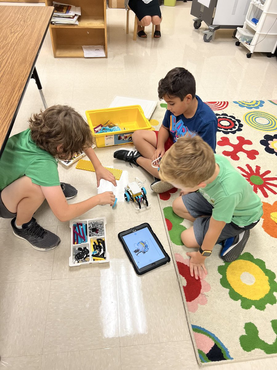 _MrsCarrera's tweet photo. Learning to program and building those missions! @FIRSTinTexas #ComalFLL #RISEHIGHFES https://t.co/lcCH54I2TI
