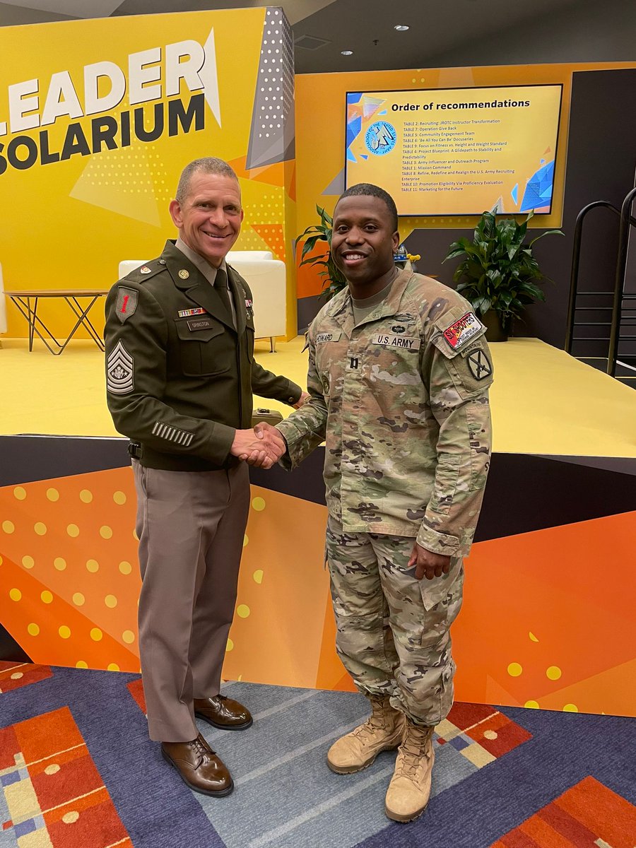 The Six Shooters very own Ghostrider 06 meeting with @ArmyChiefStaff and <a href="/16thSMA/">Account moved to @USArmySMA</a> at AUSA this week as part of the emerging leaders solarium. 

Gentlemen,  thanks for taking the time to meet with the future senior leaders of our Army!

Air Cav!

<a href="/10MTNDIV/">10th Mountain Div.</a> 
@10thCAB