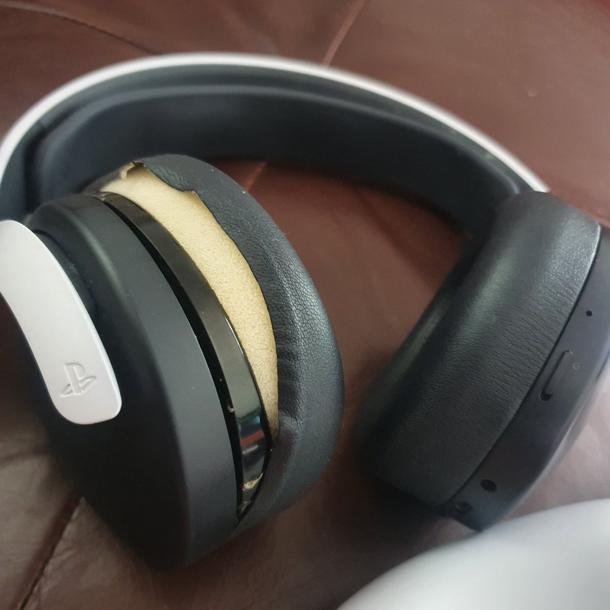 ClickDaddyAus's tweet image. Im not one to have a winge online..

But @PlayStationAU whats the deal with the gear,these headphones are just over a year old,and Im on my second controller due to #stickdrift

Paying top $ over here,sort it out.

#BuildItToLast  #dayOneplaystationFan #sortItOut #cheapAndNasty