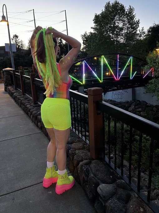 Getting excited for Halloween! #glow #neon https://t.co/torWmUb0d2<a href="/tag/glow"class="tags">#glow</a><a href="/tag/neon"class="tags">#neon</a>