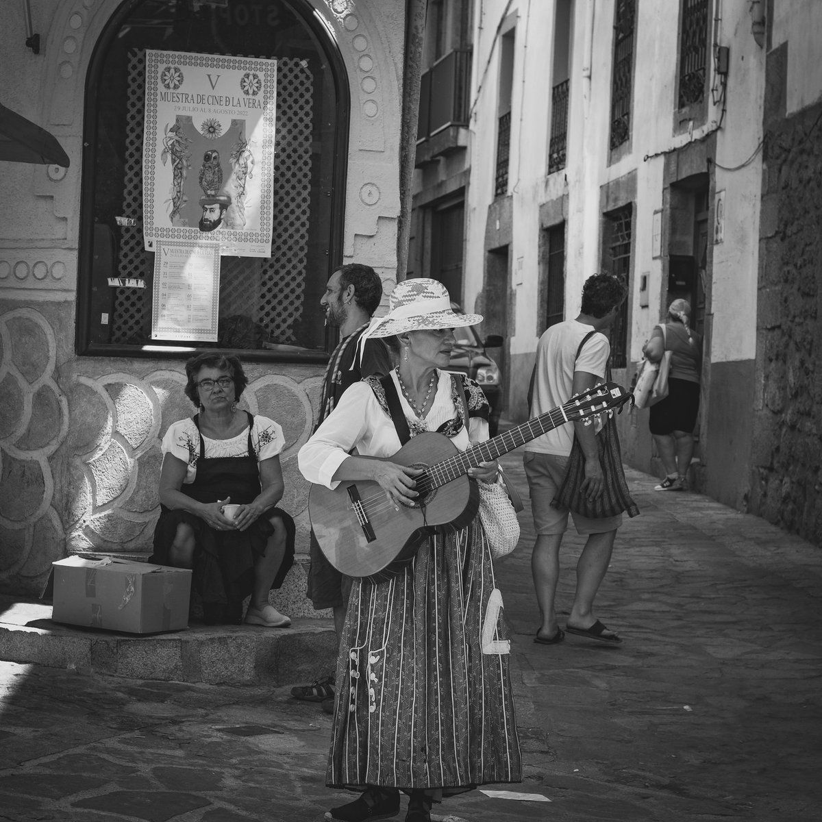 bnwdsi's tweet photo. La puerta que chirría, dice mucho. 
Habla de lo descuidados@ que puedes llegar a ser, de lo poco que te importa las cosas. 
Luego viene otra persona y ayuda a que la puerta deje de tener ese tono tan agudo al cerrar y abrir, te ha parecido curioso, lo olvidas. Te importa poco. https://t.co/tjFqU1VKFR