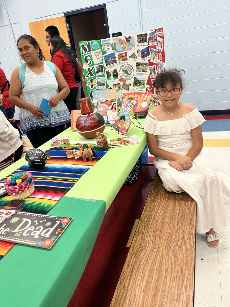 SadlerOCPS's tweet photo. Thank you families for helping us celebrate Hispanic Heritage tonight🎊 @RachelM0tt @Griseg30 @LydiaRo22845218 @pamelac79 #makingmustangmagic https://t.co/tHANi2WUNh