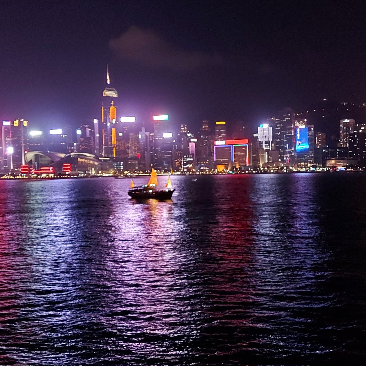 SusanBridges12's tweet photo. Hong Kong Harbour at its finest! #nofilters https://t.co/zQ7LV5OuZQ