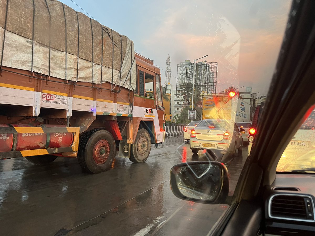 rangu_s's tweet photo. An engineering marvel or an Maintenance marvel! 
I am happy to witness this marvel of water logging on the Ring Road Flyover near Manyata Tech.
Also seen were devote cars and lorries. 
@BBMPCOMM @CMofKarnataka #Bengaluru #BengaluruRain #bengalurutraffic #ಬೆಂಗಳೂರು https://t.co/P2K1BqurOX