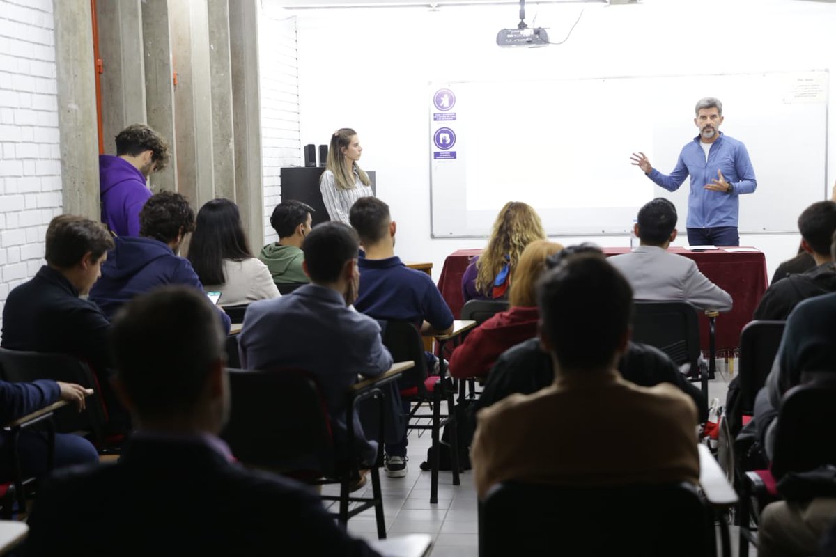 UlpianoSuarez's tweet photo. Estuve participando en la 4ta edición de las Jornadas Académicas sobre Políticas Públicas. 
Luego de un repaso de los avances que logramos con la modernización del Estado en el gobierno provincial, compartimos la experiencia de las políticas implementadas en la @ciudaddemendoza. https://t.co/xLk1G83XY3