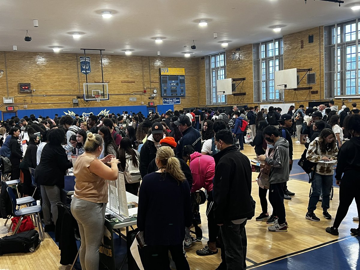 WCBryantHSLIC's tweet photo. Today Bryant welcomed over 50 colleges and universities during our Bryant College Fair in preparation for College Application Week next week! π @NYCSchools @DOEChancellor @QueensNorthBCO @st_aubain #relentlessquestforexcellence #bryantowls https://t.co/MK91J46tNf