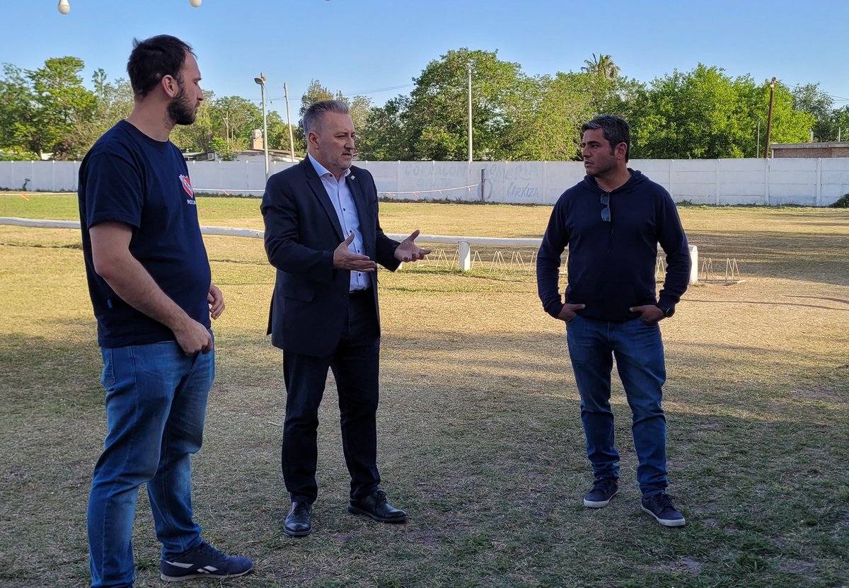 marcelewan's tweet photo. 🏉 También nos encontramos con integrantes de la #RedDeClubes de Roldán. Ocho instituciones deportivas se unieron para seguir trabajando juntos y colaborar con las necesidades de Roldán. https://t.co/LWOSWalXco