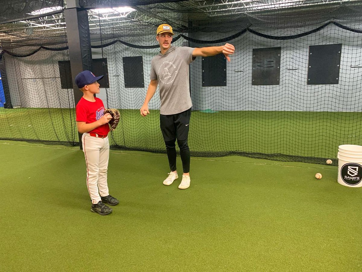 #Shacklete Eli Handy working with coach Coach Caleb Sampen tonight! 

#BaseballLessons #PitchingLessons #PitchingCoach #HittingLessons #HittingCoach #BaseballTrainer #BaseballTraining