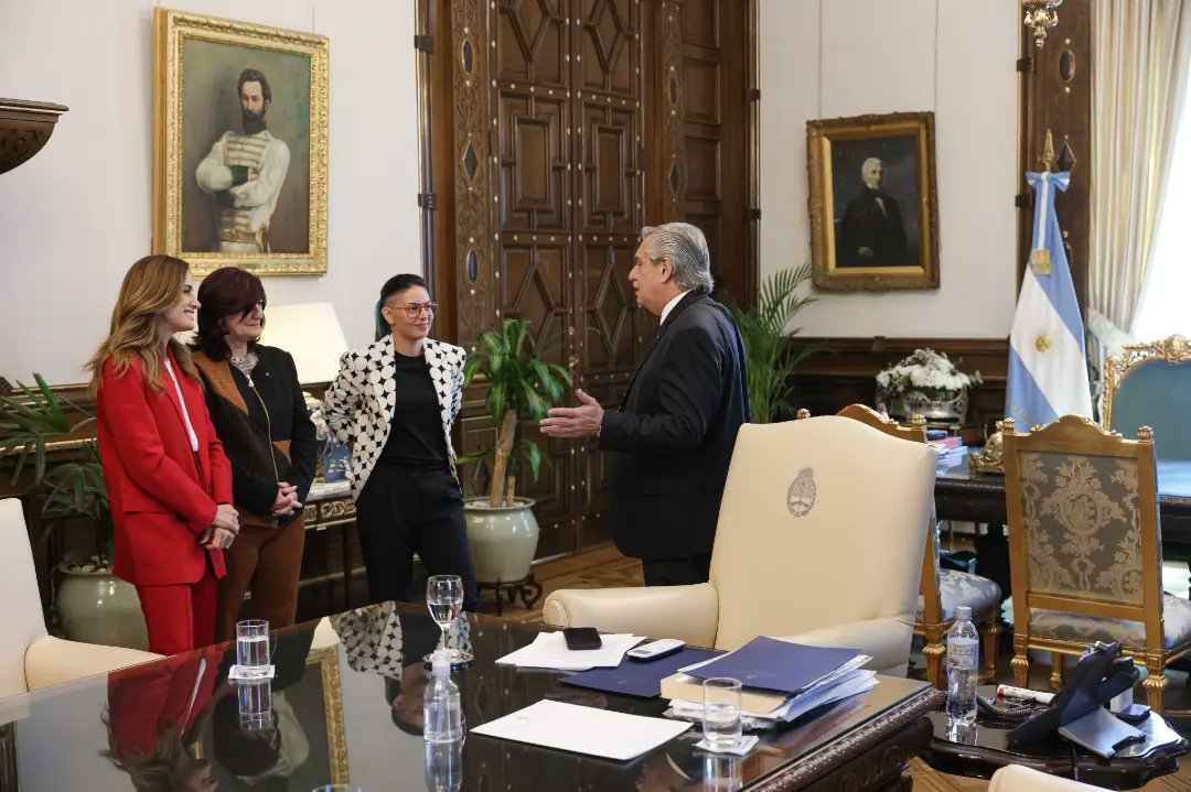 AyelenMazzina's tweet photo. Hoy el presidente de la Nación @alferdez nos tomó juramento a @vtolosapaz, Kelly Olmos y a mi, para integrarnos al gabinete nacional. 

Además recorrimos @CasaRosada  acompañadas por la portavoz presidencial @gabicerru. https://t.co/zdmJ1tnj7B