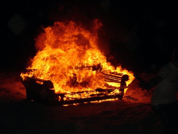 1bentscribbler's tweet photo. Damn near set the couch ablaze, then I remembered I'm housesitting. ππ₯π
#wvufootball #burnonedown #HailWV #Mountaineer https://t.co/XSXq5OklcP