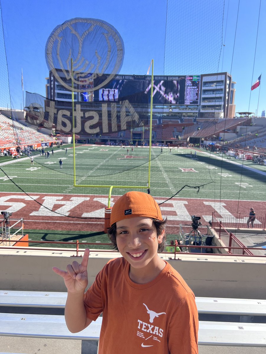 EKIS_LIBRARY's tweet photo. Dragons enjoying some @UTAustin Football! ๐
@EastwoodKnolls @RobRobledoEKIS
#FallBreakFUN ๐ฅ๐ https://t.co/RrRR10f4Gt