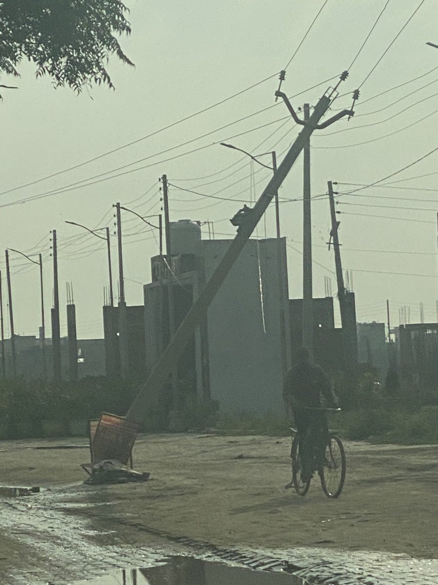 pargat130878's tweet photo. @PSPCLPb  main supply high voltage pole broken for past 1 week /// not repaired - waiting for the mishaps to happen - vpo jandpur - Kharar Mohali tech 2 // behind sunny enclave n in front of Chirag enclave https://t.co/9gXLIELoew