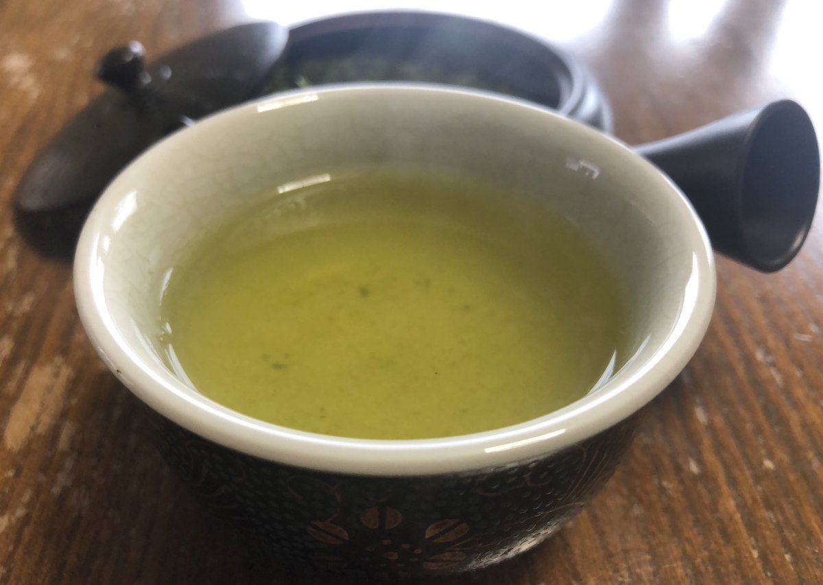 おはようございます☁️☔️
明け方は冬並み⛄️に寒かったです❄️
↑薄着で寝てたら見事に寝冷えしました🥶💤
今日がお休みで良かった〜😅
＃茶好連
＃伊勢茶玉露

↓初煎＆２煎目✨🍵✨も旨いのですが､､､高温🌡で淹れた最終煎🫖でキリッとしたお茶🍵の余韻を楽しみながら『暖』を摂りたがる今日この頃😅