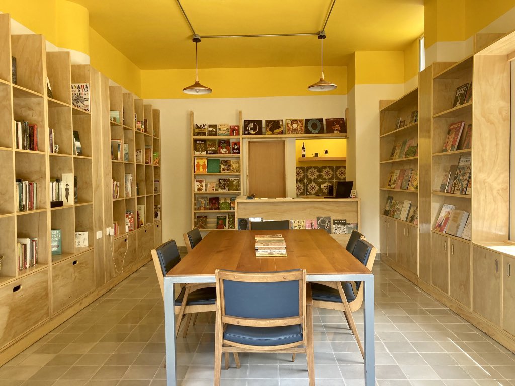 deimerespinoza_'s tweet photo. En Barranquilla existen 2 librerías independientes a las grandes cadenas. Son espacios que van más allá de la venta de libros y ofrecen una amplia oferta cultural. Un ambiente más bohemio.

- Dos Mangos (Nuevo)
Ubicación: Calle 75 # 54 - 80 
@_jvg https://t.co/r6sxCuulmq