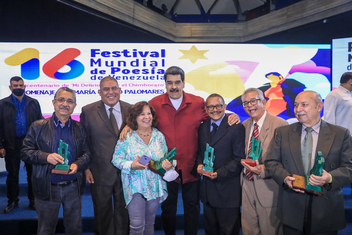 NicolasMaduro's tweet photo. Con la entrega del Premio Nacional de Historia 2021, se reconoce la destacada trayectoria de insignes e importantes historiadores e historiadoras del país. ¡Mis felicitaciones! Sus aportes contribuyen con el rescate y la preservación del acervo histórico de la Patria. https://t.co/BF2nyX6Zzj