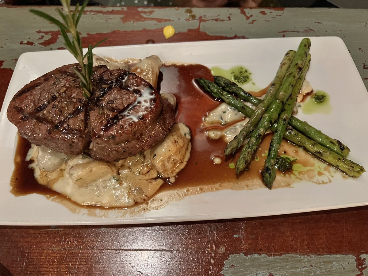 leftzalwaysrite's tweet photo. Birthday dinners are always 😍😍😍
#rainbowtroutrisotto #salmon #filetmignon #pansearedscallops https://t.co/Q0oV3aCg9U