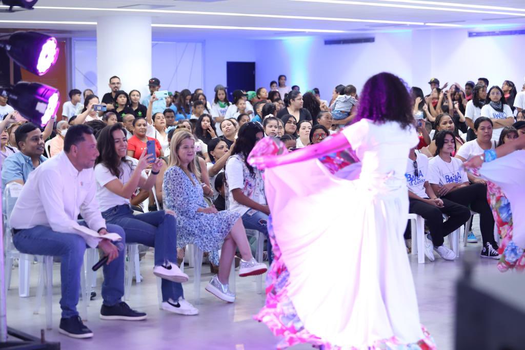 elsanoguerabaq's tweet photo. Esta noche cerramos una nueva temporada de nuestro programa #BailaLaGente, con el que estamos formando valores en nuestros jóvenes, a través de la danza. Lo mejor es que la formación se da en los Centros de Desarrollo y Liderazgo Juvenil que hemos construido en los municipios. https://t.co/sMjsmCcU5W