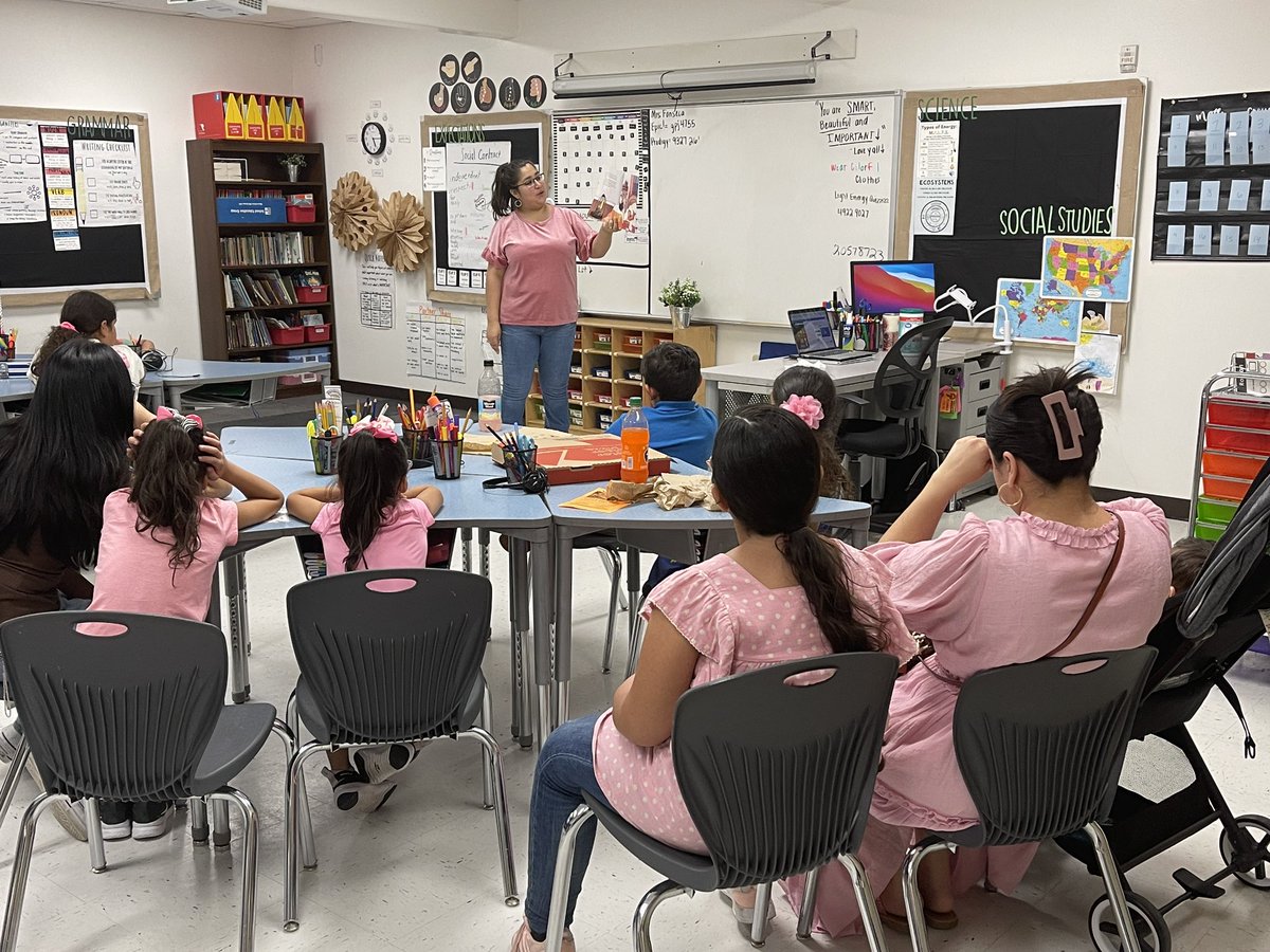 MsBarajas2's tweet photo. We ❤️ reading at #WilsonElem! #FamilyLiteracy night celebrating Hispanic Heritage. 3rd Grade read Mango, Abuela and Me by #MegMedina and made Mango 🦜 and #mangonadas @KinderGonzalez @HarlingenCISD #BetterTogether #3rdGradeRocks https://t.co/0ROcGdzvVB