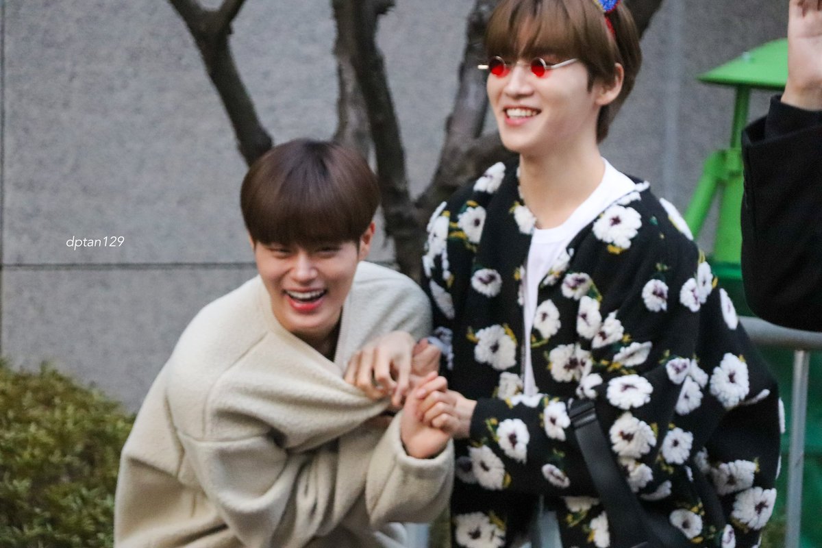 dptan129's tweet photo. 221014 뮤직방크 출근

형들이랑 있���서 너무 즐거워 보이는 우리 막내🥰

 #이대휘   #LEEDAEHWI  #전웅  #김동현
#AB6IX    #에이비식스  #musicbank https://t.co/KUyTWyrNrZ