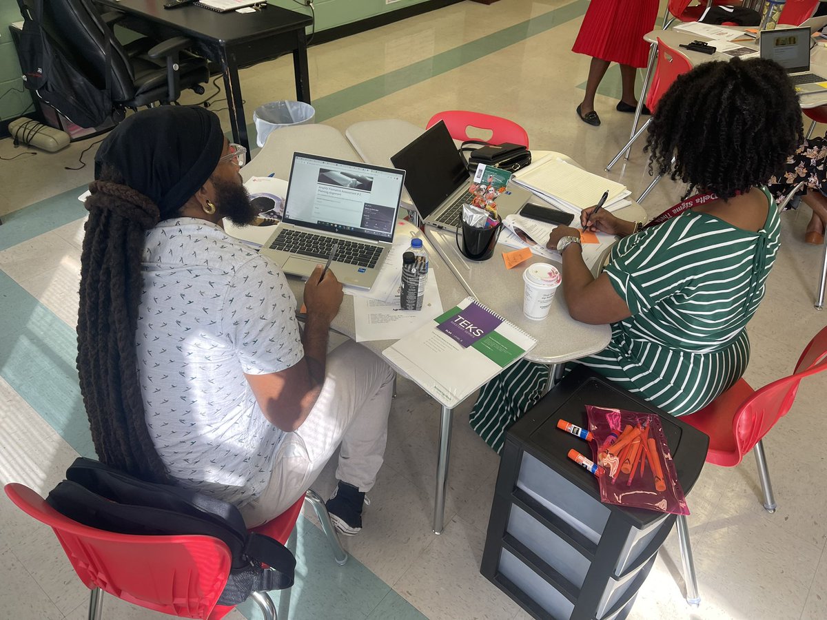 MrDevinAdams's tweet photo. Then I was hit with a double whammy!! @DeanReedFleming lead teachers through lesson internalization beginning with the end in mind by going through the end of lesson assessment from @Amplify. #VikingsEngageTPA https://t.co/QqCIyFvWvZ