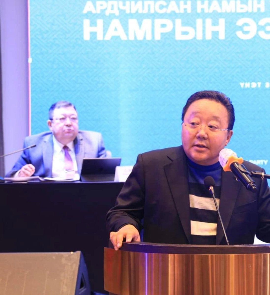 Энэ зургийг харах үед UBS дээр үзэгчдийн хүсэлтээр гээд Жангум УСК  дахин давтаад гараад бгаа юм шиг мэдрэмж. 

Нөгөө талд чинь 80оны Ерөнхий сайд 81 оны генсектэй нам байна. Ах нараа сайхан амар л даа⛱️☀️