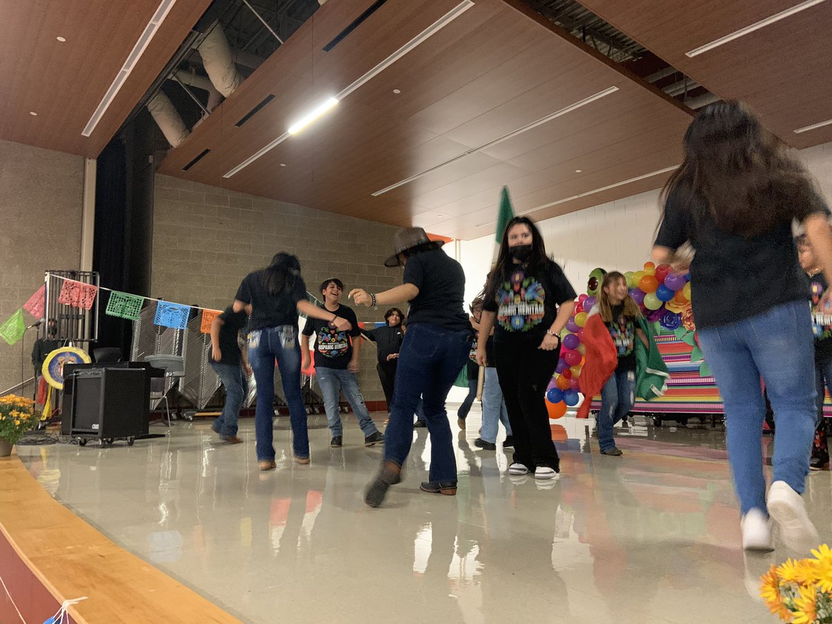 SchrumSpartans's tweet photo. Day 43 Hispanic Heritage Festival was AMAZING. proud of our Ss and staff for celebrating their culture through music, knowledge, food and dancing! My people rock for helping out Ss feel valued, heard and seen! @Hsdist157 @super_hsdist @johnnybschool https://t.co/qTWDCEtSJQ