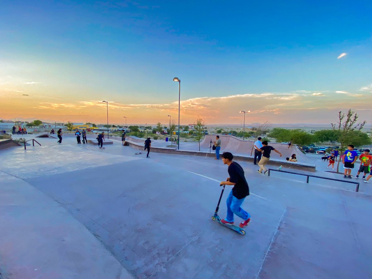 MeyerFalcon's tweet photo. La Duna Skatepark se inspira en las dunas de Samalayuca de Ciudad Juárez, Chihuahua.
 
En el proyecto participaron urbanistas, arquitectos y sociólogos para entender las dinámicas de este parque y la colonia y así atender las necesidades locales. #JuárezLate https://t.co/kwZCFRaUm2