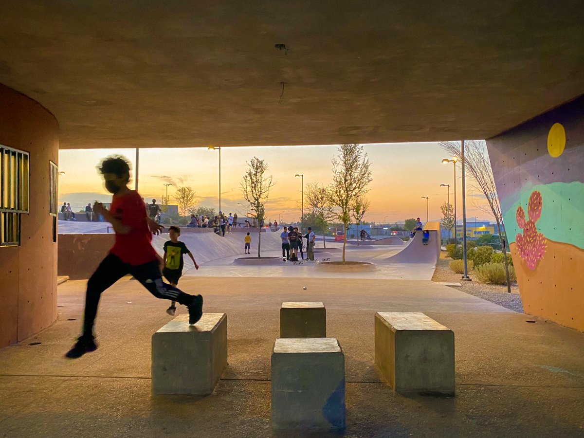 MeyerFalcon's tweet photo. La Duna Skatepark se inspira en las dunas de Samalayuca de Ciudad Juárez, Chihuahua.
 
En el proyecto participaron urbanistas, arquitectos y sociólogos para entender las dinámicas de este parque y la colonia y así atender las necesidades locales. #JuárezLate https://t.co/kwZCFRaUm2