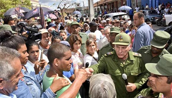 Ulises17815792's tweet photo. Vuelve mi presidente a conversar con el pueblo de Pinar del Río. #FuerzaCuba #FuerzaPinar https://t.co/YY1Zd1OHhN