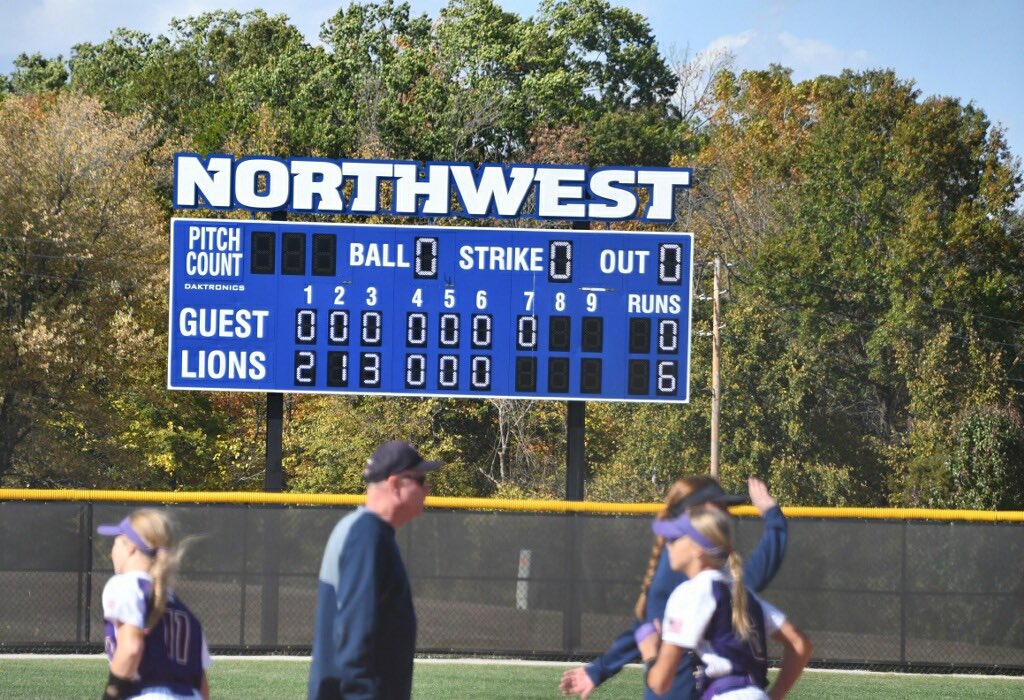 EHSmoSoftball's tweet photo. Cats get it done!!! 6-0 2-hit gem by Proffitt over Parkway South💪 On to the Class 5, District 2 Championship to face Marquette tomorrow, 4pm at Northwest HS. The game will be streamed live again on MSHSAATV🥎💜💛#4isthemagicnumber https://t.co/sz8IManZsI