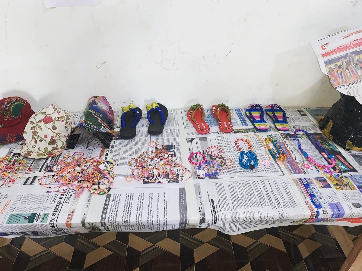 TheMOMProject07's tweet photo. Closing Ceremonies! Final Projects!! All were #handcrafted by #campers @pagusafrica / CFA #SummerCamp @ Airfield School in Ho, #VoltaRegion #Ghana #themomproject07 #getkidsready #getteensready #getyouthready #global #international #westafrica #ewe #enrichment #enrichmentprogram https://t.co/jR2SQlr9Pn