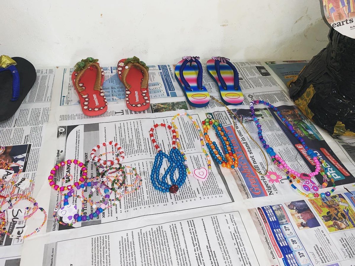 TheMOMProject07's tweet photo. Closing Ceremonies! Final Projects!! All were #handcrafted by #campers @pagusafrica / CFA #SummerCamp @ Airfield School in Ho, #VoltaRegion #Ghana #themomproject07 #getkidsready #getteensready #getyouthready #global #international #westafrica #ewe #enrichment #enrichmentprogram https://t.co/jR2SQlr9Pn