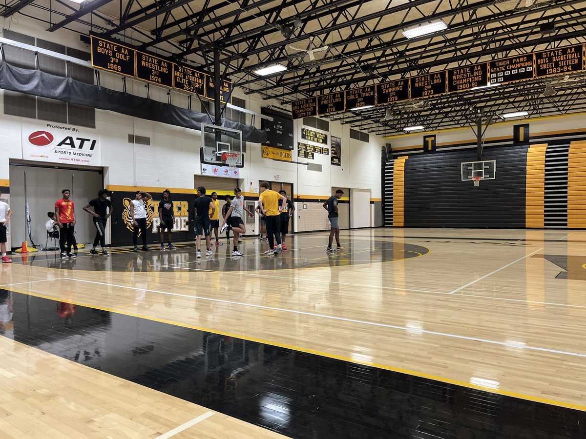 Thank you to @CoachKreiger and Joliet West for having me in for practice today. Really talented and competitive squad, especially enjoyed @jeremy_fears and @jeremiahfears2 going at it in scrimmages. Senior big @_Matt4M also has big time tools, was impressed with him today.
