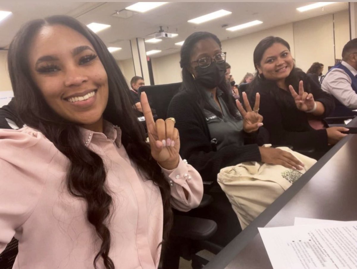 Khrissy0329's tweet photo. Look at my old teammates- proud is an understatement 🥰 @MsRosalesMEd @KCtheAP @Ms_Bostic03 https://t.co/wPy407qGH9