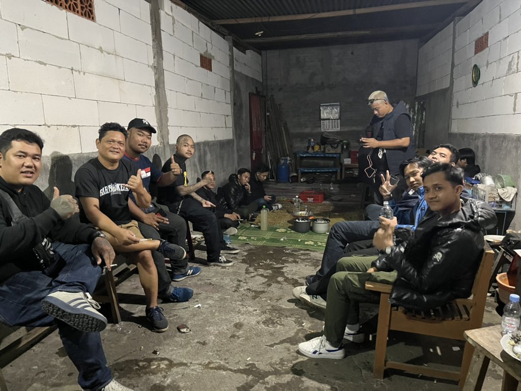 DDivianta24's tweet photo. sejarah berdirinya PSSI sebagai alat berjuang rakyat melalui sepak bola. perlu rakyat juga yang akan membubarkan federasi ini? puluhan th dua elemen suporter ini menjadi rival, apa kalian yang ada di federasi gak takut jika kekuatan rakyat bersatu? #investigasiterbuka https://t.co/lpnoHmwv0B