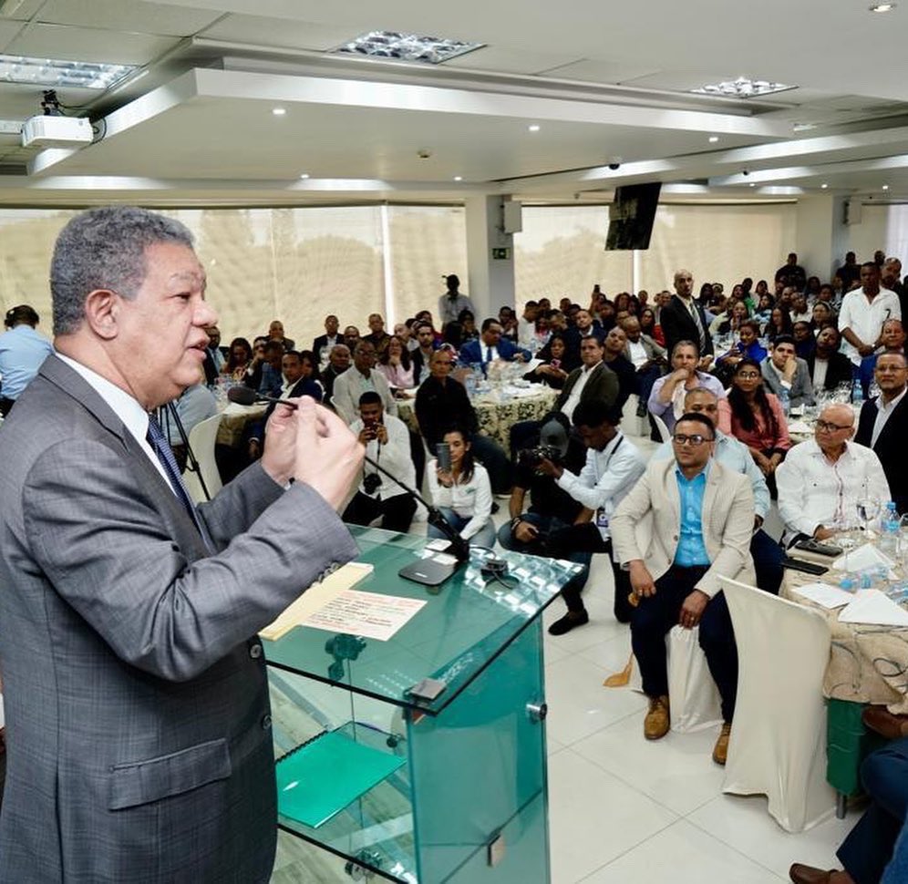 LeonelFernandez's tweet photo. Siempre es un gran placer volver a Santo Domingo Este, compartir con su gente y escuchar sus preocupaciones, expectativas y necesidades. Gracias a todos los jóvenes y mujeres, empresarios, comerciantes y dirigentes políticos que nos acompañaron en la actividades de hoy. https://t.co/2pPDklzNrL