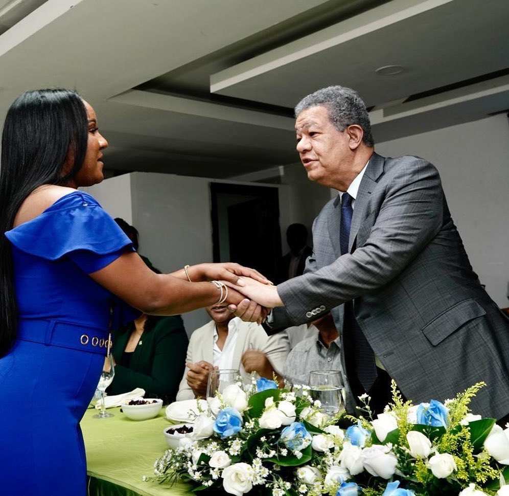 LeonelFernandez's tweet photo. Siempre es un gran placer volver a Santo Domingo Este, compartir con su gente y escuchar sus preocupaciones, expectativas y necesidades. Gracias a todos los jóvenes y mujeres, empresarios, comerciantes y dirigentes políticos que nos acompañaron en la actividades de hoy. https://t.co/2pPDklzNrL