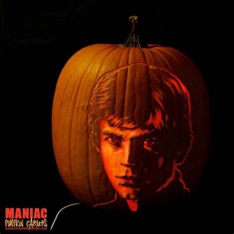 GabrielleOrlita's tweet photo. @1Flukeskywalker @MarkHamill @Revan75Jedi @KirinArnold @TheCyberelf @AllanSt64396640 @TimOSul53959128 @LydiaCornell @lifesafeast @bader_diedrich @ReneeGrantPatr1 @5chw4r7z @Bob_Herzog @FieldsAwakens @SmMarwood @kidkosmic A beauty by #ManiacPumpkinCarvers 🎃🥰👊👊🤍🤍 #LukeSkywalker @MarkHamill . 
#MayTheKnifeBeWithYou 
#HAMILLWEEN😁 https://t.co/EmI501XlpM